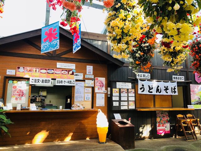 売店がございます。ベゴニアの下、ごゆっくりお過ごしください!