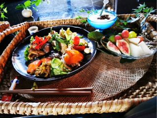 無農薬野菜やジビエなどの食材を発酵調味料で味付けしております。季節の果物や手作りの豆乳ヨーグルトも付いています。