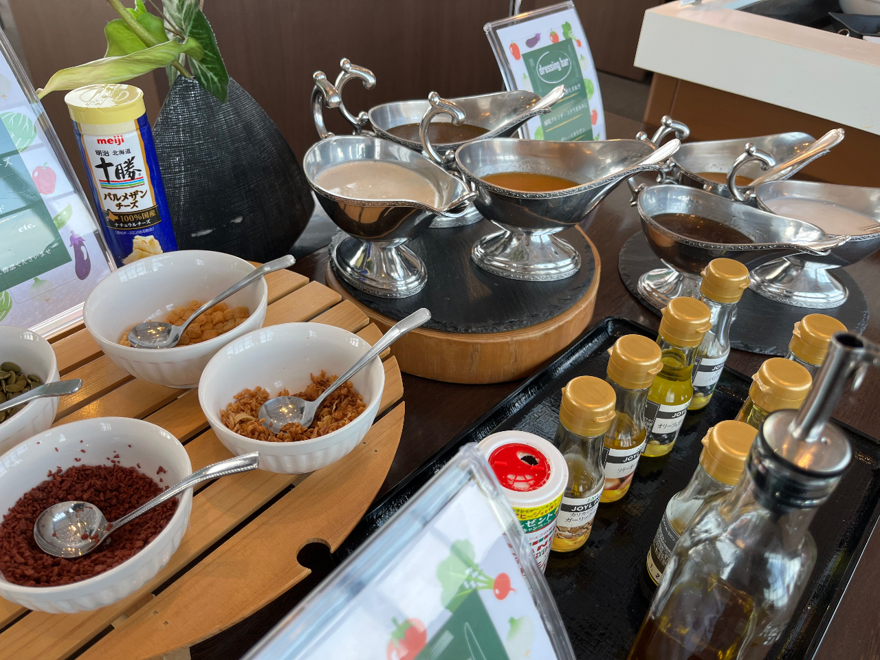 サラダブッフェ お好みのドレッシングでお召し上がりください。