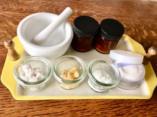 ウェックのガラス容器に入っていますのが 左から吉野本葛、フランキンセンス、ホワイトカオリンです