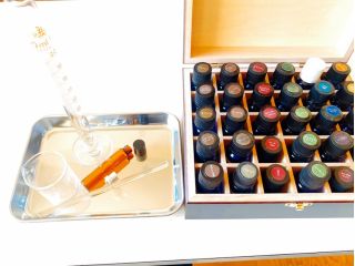 たくさんの種類の精油から、お気に入りの香りを見つけて調合します。