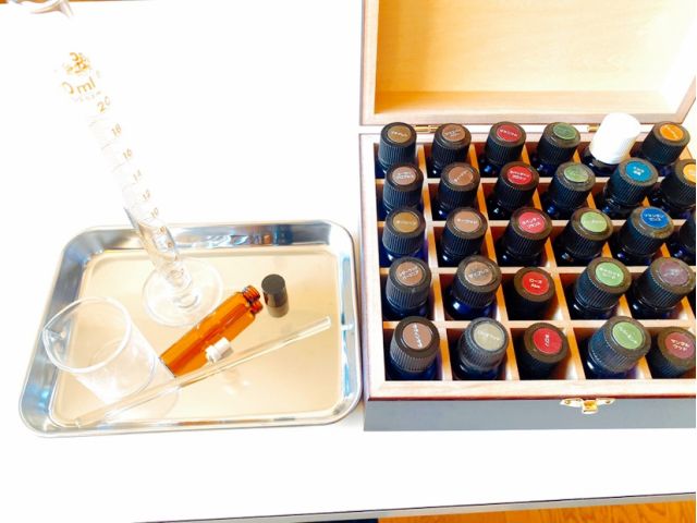 たくさんの種類の精油から、お気に入りの香りを見つけて調合します。