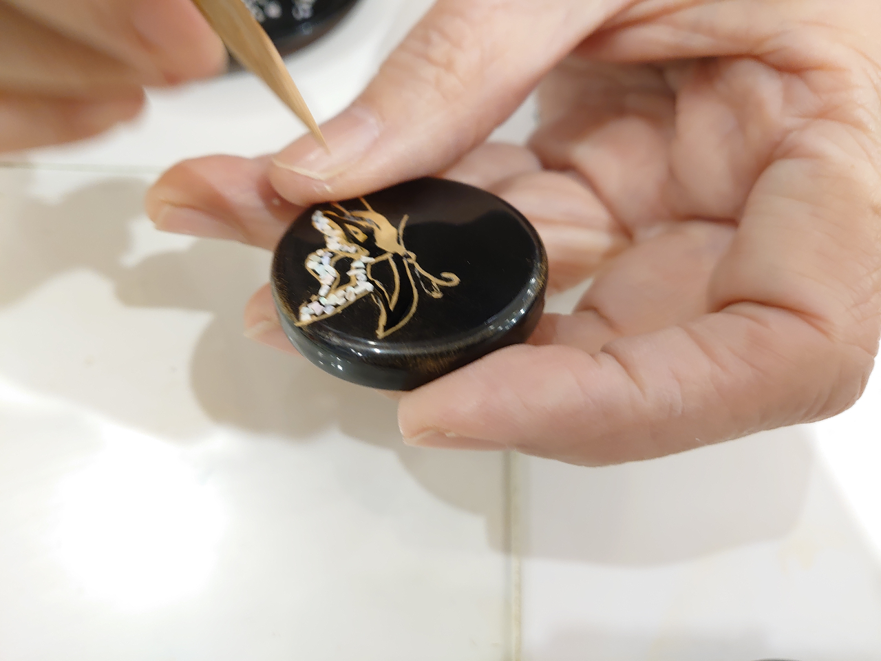 螺鈿は一粒一粒施していただきます。