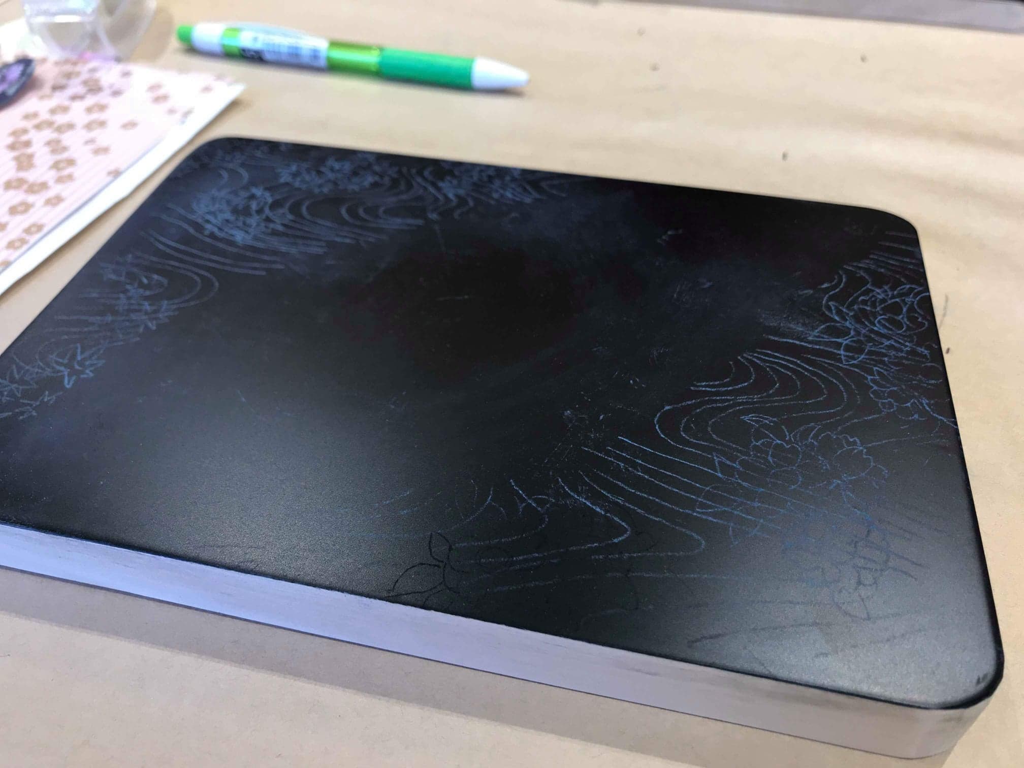 下書きを行います。終えるとこのように白色の模様になって浮かび上がります。