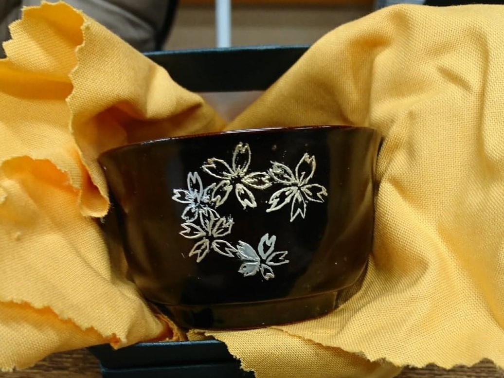 完成図です。純金と純銀の粉や螺鈿(アワビ貝)を使用して完成させることができます。当日お持ち帰りできるのも、この工房での体験ならではです。後日郵送などはありません