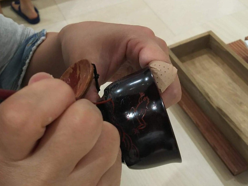 かぶれない代用漆を使用するので安全です。独自に図案を用意してきてくださるとスムーズに体験できます。