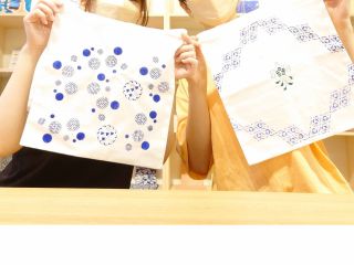 伊勢木綿の宮下袋に伊勢型紙の模様を染付ます。