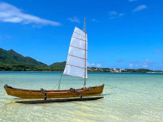 沖縄の伝統帆船サバニに乗って川平湾をクルージング