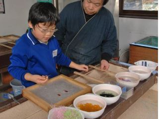 手漉き和紙体験 素朴な和のぬくもりを感じながら紙漉きに挑戦しよう 小さなお子様も大歓迎 たくみの里 和紙の家 じゃらん遊び体験 手漉き和紙体験 素朴な和のぬくもりを感じながら紙漉きに挑戦しよう 小さなお子様も大歓迎 たくみの里 和紙の家 じゃらん遊び体験
