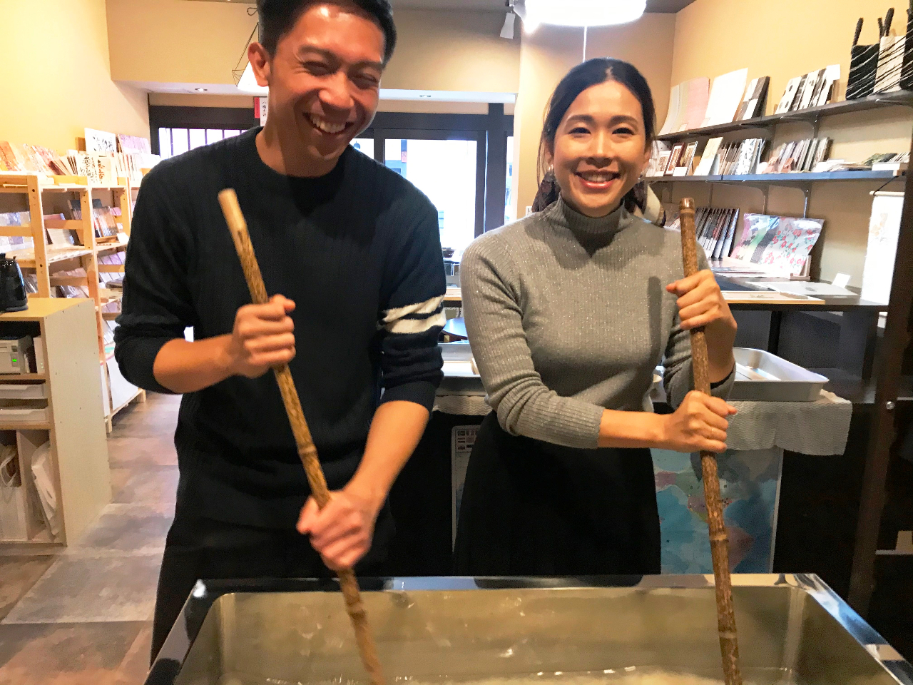 まずは、原料の「楮」を混ぜるところからスタート!