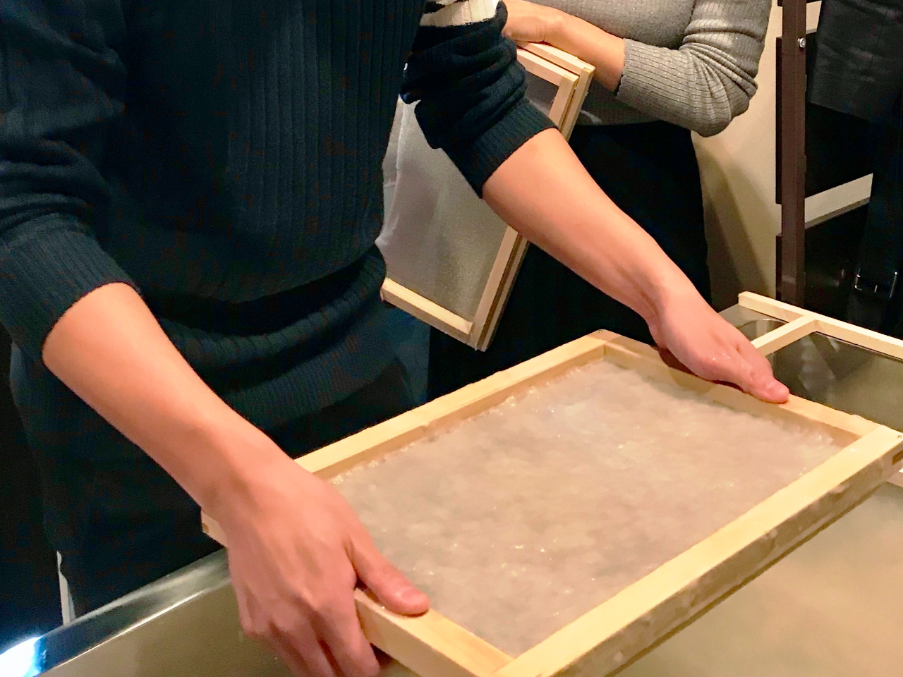 原料をすき枠にすくいます。