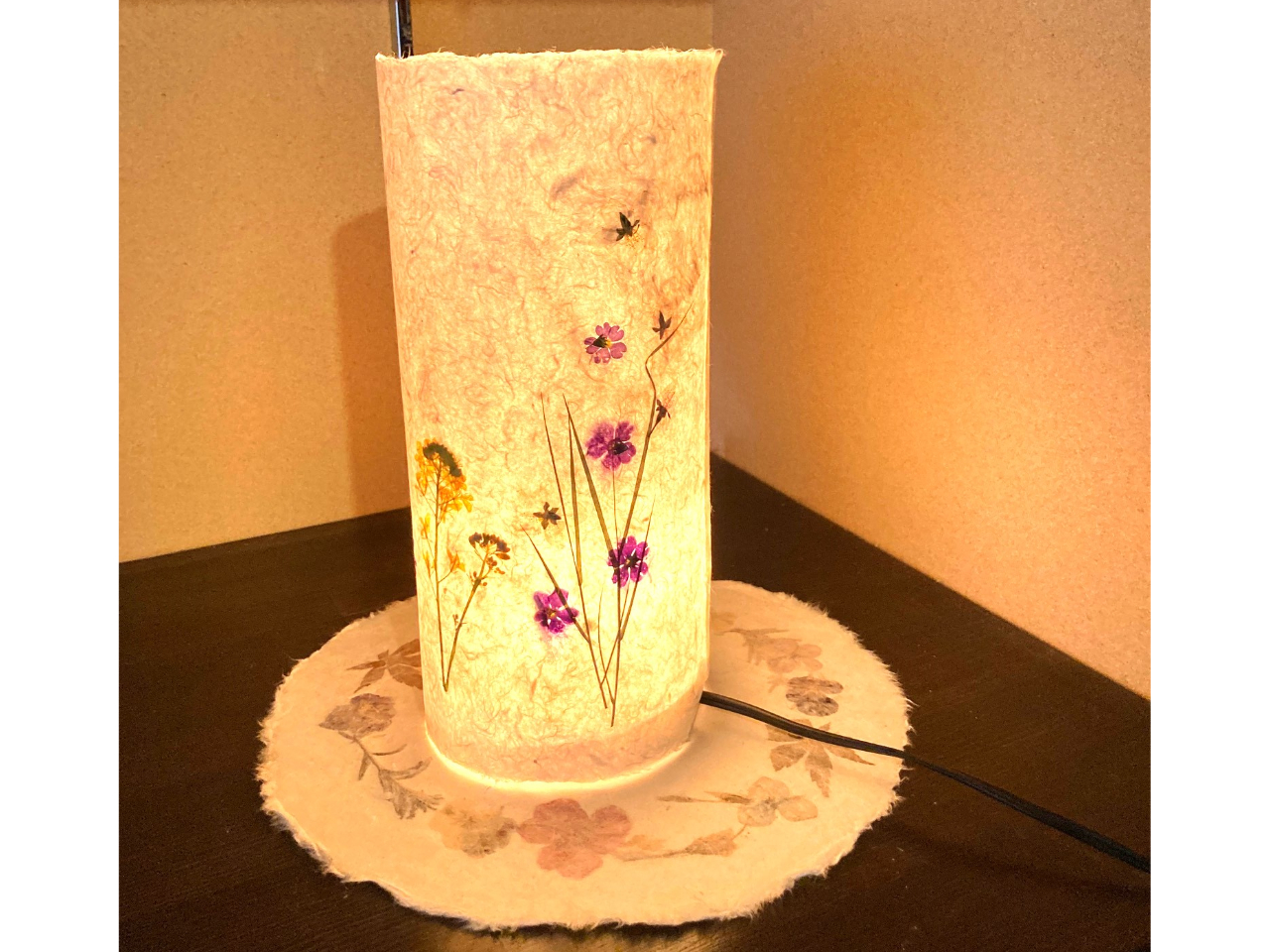 和紙を丸めてランプシェードに。心温もる灯りですね。