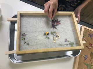 和紙の原料「楮」から紙を漉き、脱水、乾燥、仕上げまで約1時間ほどで、手漉きの和紙ができます。ハガキ4枚、タペストリー、またはマットから一つを選んで作ります。