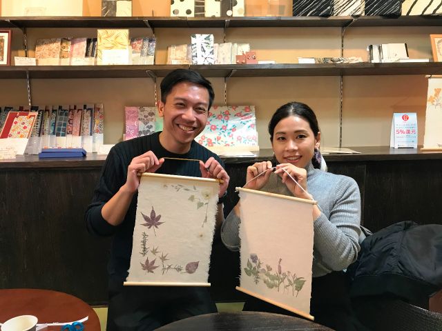 乾かした和紙の上下に木材を貼付け、タペストリー完成!お部屋に飾るのもいいですね。