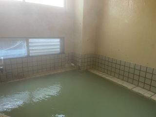 露天風呂より少し広い内湯は足を伸ばしてゆったり入れます。