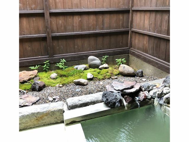 こじんまりとした露天風呂は高原の風を感じながらの入浴が最高。