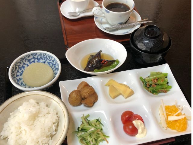 併設の「食堂ふく」では地場のお肉や野菜、お魚のお料理を提供しています。