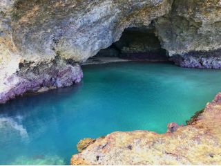 綺麗な青の洞窟で遊ぼう
