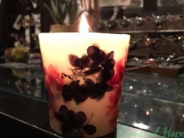 灯すとお花が浮かび上がって見えてキレイ