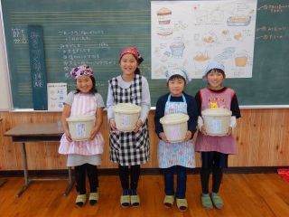 子どもと楽しめる味噌づくり。それぞれの家へ持ち帰り、発酵を待つのも楽しみな時間に。