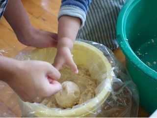 小さい手で一生懸命に。小さいサイズの味噌玉をどんどんつめていきます。