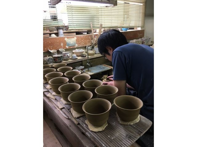 工房見学では職人さんの仕事を目の前で見れるのも窯元ならではの体験です