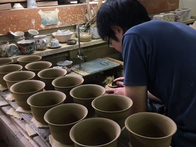 焼き上がるまでの間、工房で手作りの現場を見学。