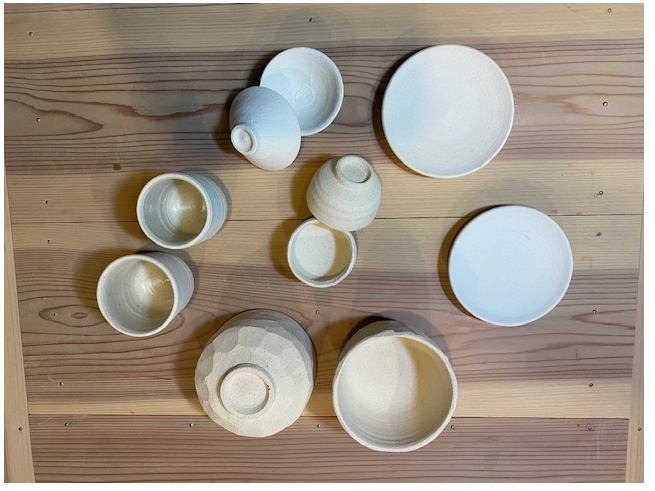 素焼きの器に釉薬をかけたり絵付けをします。