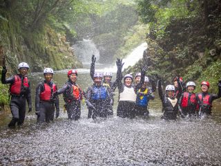 滝をバックに集合写真