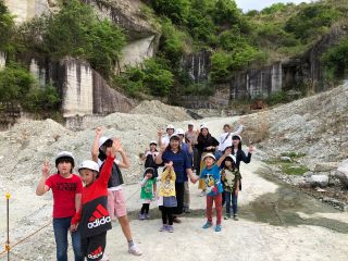 安政元年より約70名が手掘りにて採掘してきた大谷石の露天掘り採石場をガイドさんと一緒に見学!