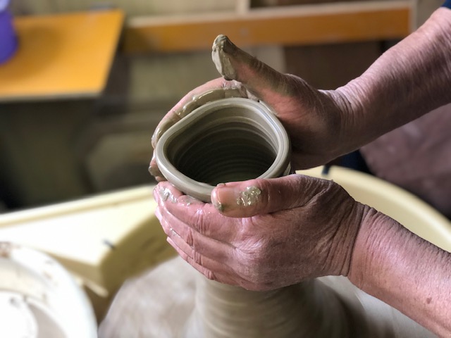 電動ろくろで本格陶芸体験♪