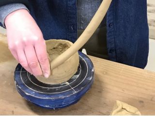 手びねり体験であなただけの絵唐津の器ができます