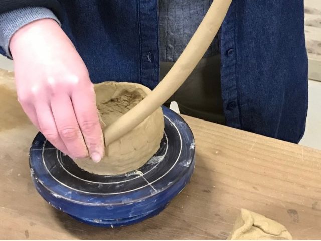 手びねり体験であなただけの絵唐津の器ができます