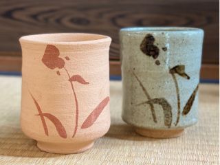 左)素焼きの湯呑 右)出来上がりの絵唐津湯呑
