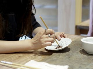 絵付け体験プランでは、上絵付けという技法を塗り絵感覚でお楽しみいただけます。