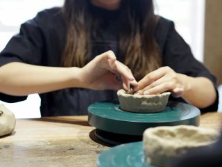 手びねり体験プランでは、手作りならではの温かみあふれる作品をつくることができます。