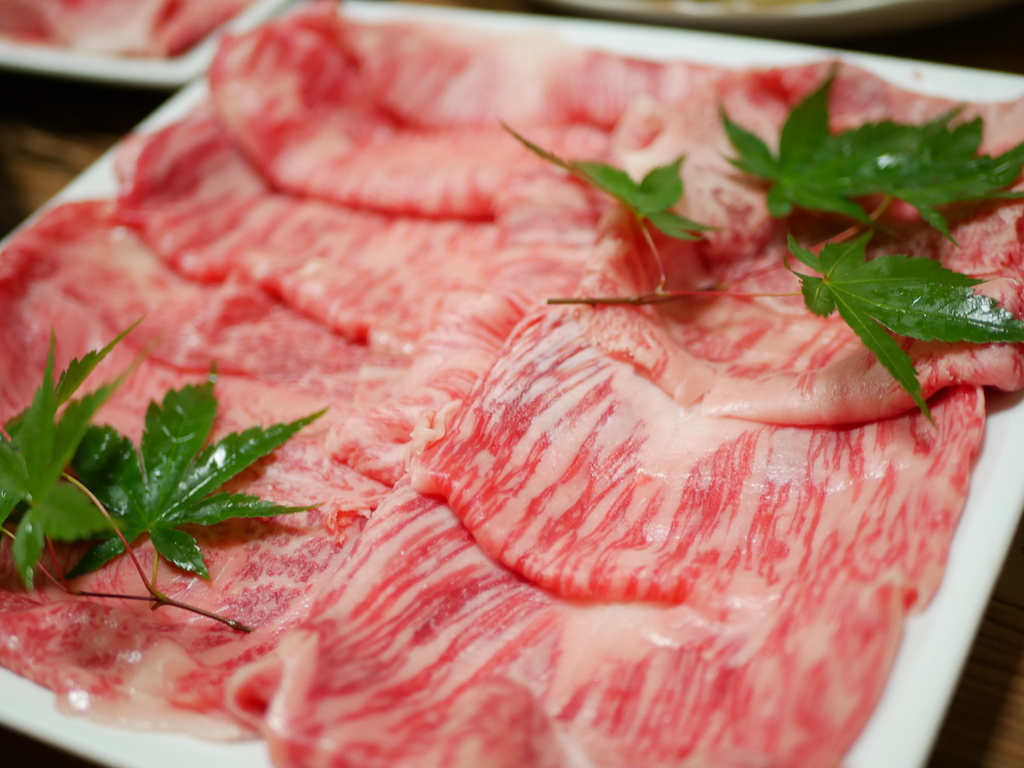 大迫力!最高級霜降りの近江牛をしゃぶしゃぶで♪お口の中でとろける美味しさ!写真は2人前です。