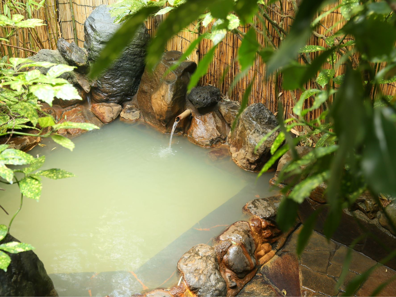 貸切露天風呂・お昼の雰囲気。源泉掛け流しの天然温泉は美肌効果も期待できます