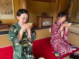 自分で点てたお抹茶、美味しい! キモノ、洋服どちらでもOKです。