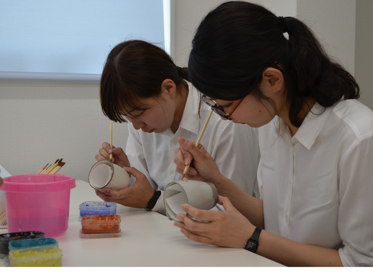 陶器は5色の絵の具を使用できます。