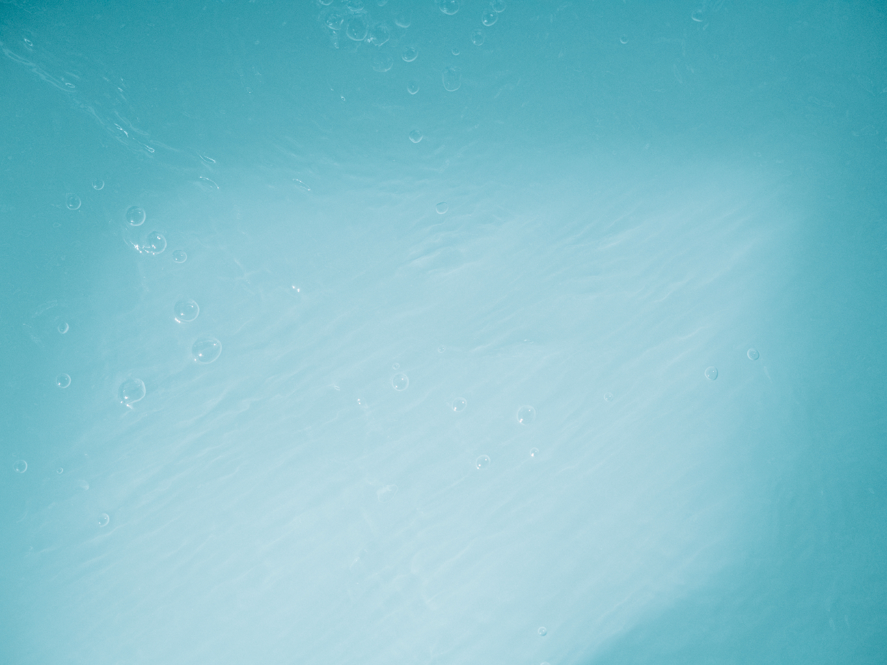 乳白色のにごり湯。底からぷくぷく湧いています。