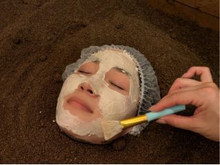 オリジナル無添加米ぬかパック。入浴中にスタッフがお顔に塗っていきます。