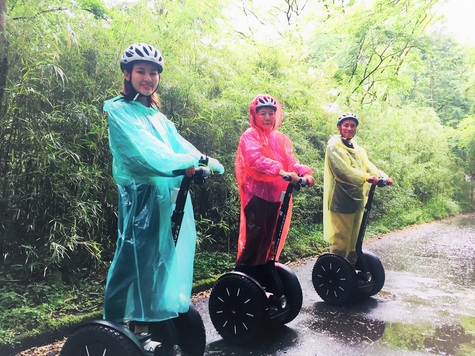 小雨の日はカッパを着て散策へ