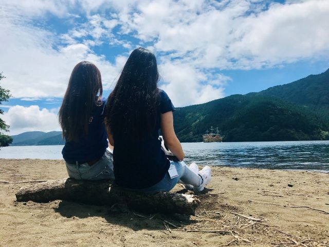 ツアーの途中ではティータイムがあります♪晴れた日は、芦ノ湖畔の浜辺で遊覧船や海賊船を眺めながら、静かなひと時をお過ごしください。