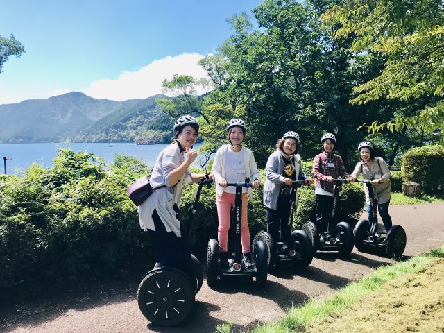 景勝地の箱根芦ノ湖を眺めながら巡ります。