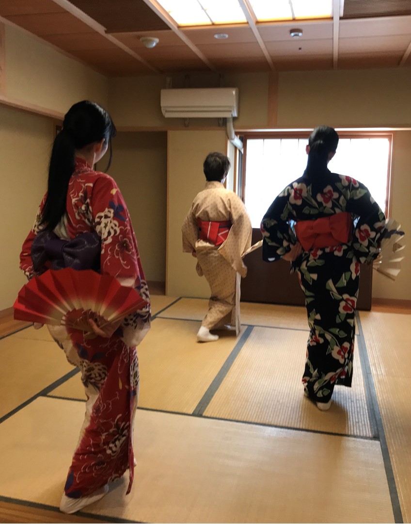 着物(浴衣)を着るだけで気分が変わります。そして今度は日本舞踊!