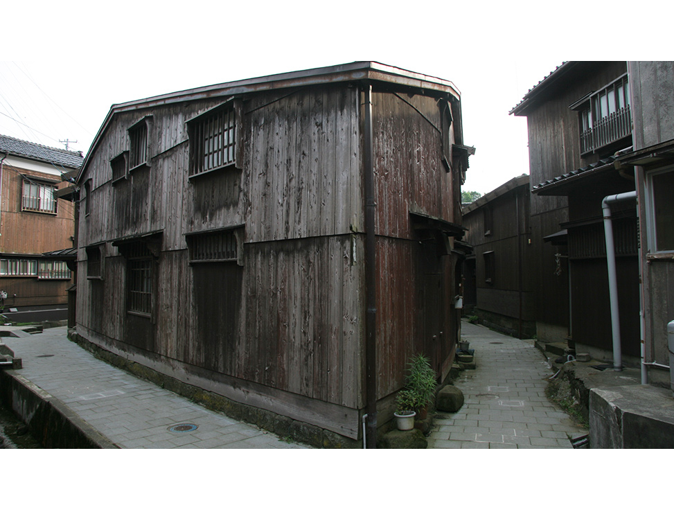 街並みの中の有名な三角家。中も見られます。