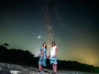 満天の星空と一緒に写真撮影!お好みのポーズで3ショットまで撮影します。