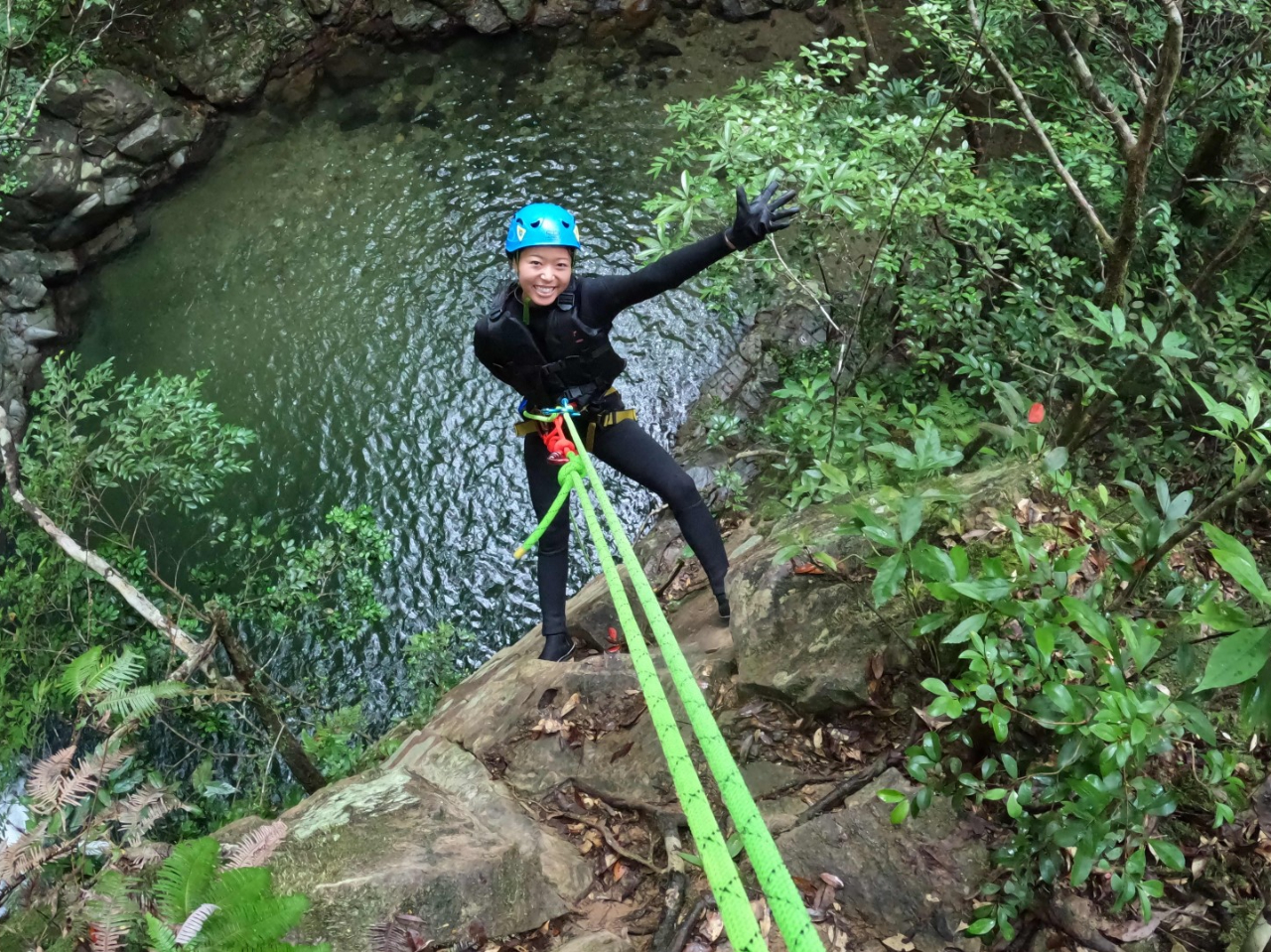 12mの崖をロープで降りるラぺリングはドキドキの体験。