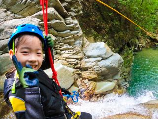 滝上10mからのジップライン。最後は滝つぼにドボン!